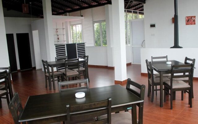 Tharusha Holiday Inn