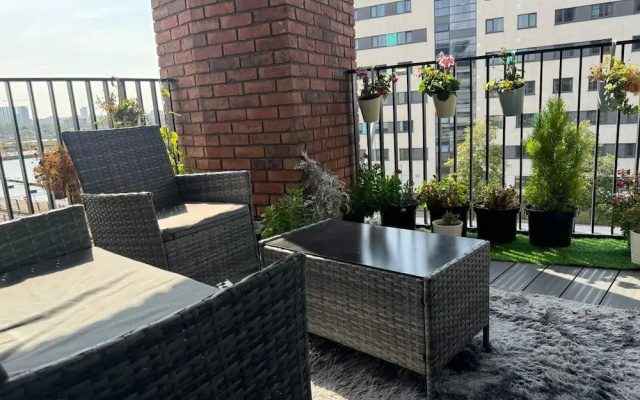 London City Chic Apartment With 3 Bedrooms