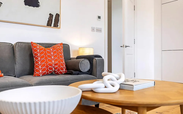 Light & Luxury Chelsea Apartment: Private Balcony!