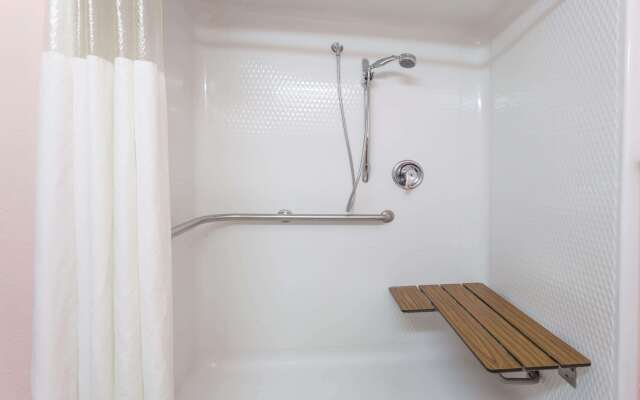 Howard Johnson by Wyndham Airport