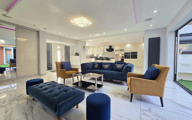 Stylish 6-bed Retreat With Parking and Jacuzzi