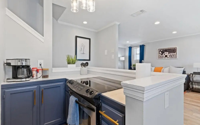 Quiet Retreat Off Magazine w Balcony Parking