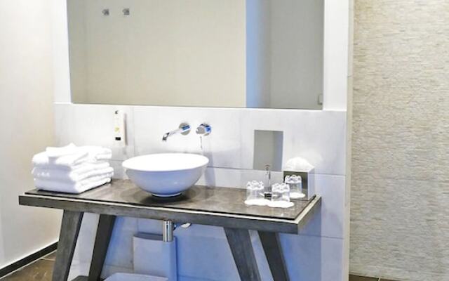Easy Living Hotel