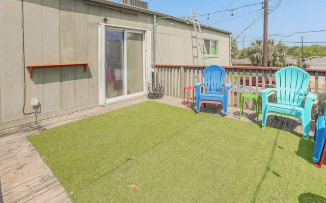 Townhome Near Beach in Galveston: Furnished Patio!
