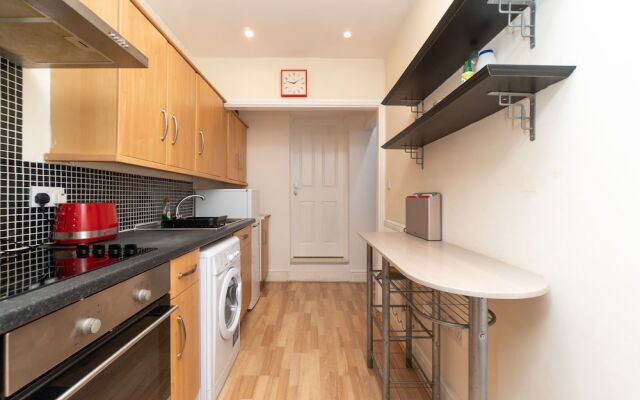 Spacious 2 Bed Southville Flat Near Harbourside