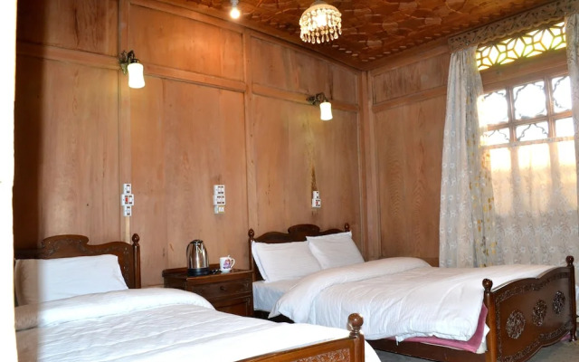 Appollo eleven group of houseboats