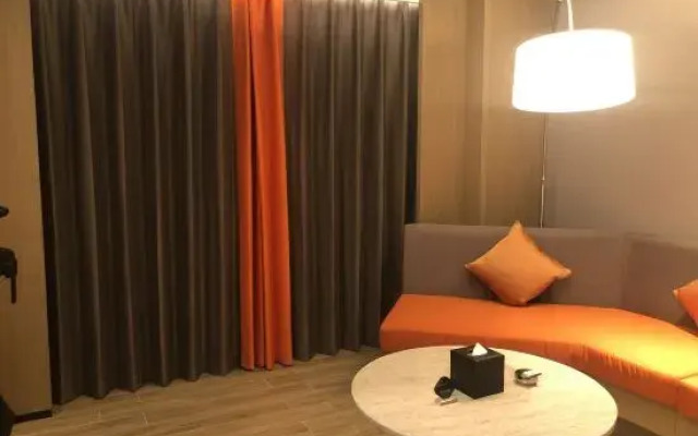 Qionghai Changlong Hotel (Yinhai Zaliang Street)