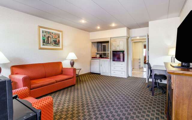 Days Inn & Suites by Wyndham Roseville/Detroit Area