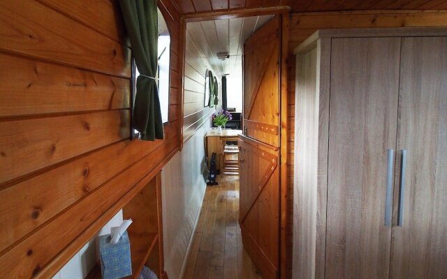 Roisin Dubh Houseboat