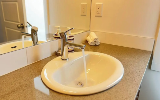 3BR Family House in NE Edmonton
