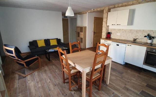 Logement, rez-de-jardin d’une maison, orée du bois