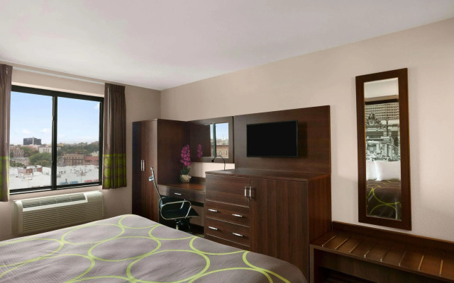 Super 8 By Wyndham Bronx