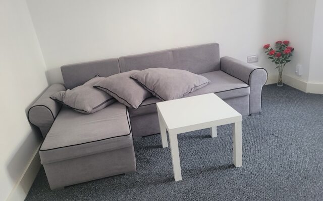 Lovely 2-bed Fully Refurbished House in London