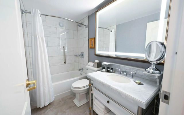 Hotel Roanoke & Conference Ctr, Curio Collection by Hilton