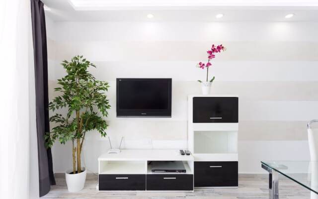 1107 Bright Modern Apartment with Spectacular Sea Views