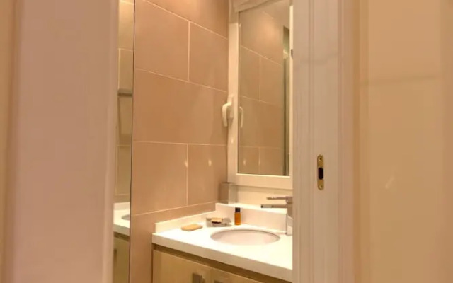 Spanish Steps Hills Apartment