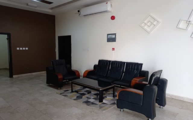 Super Oyo 147 Babylon Furnished Apartment
