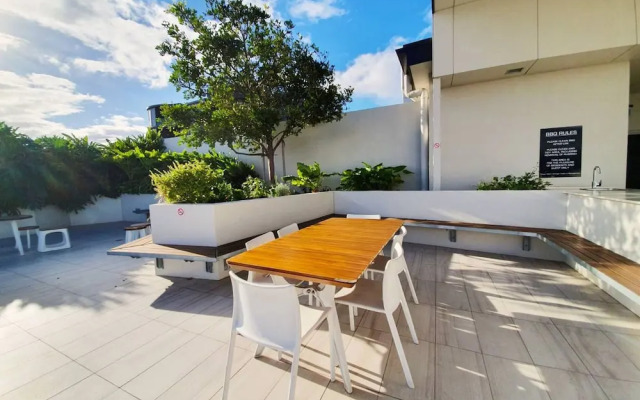 2BR Food Drink Hub Pool 2 Cars Gym Rooftop