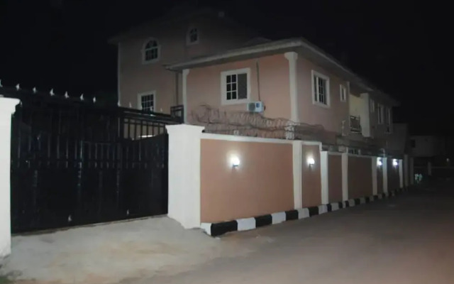 6 Bedroom Serviced Apartments In House in Benin