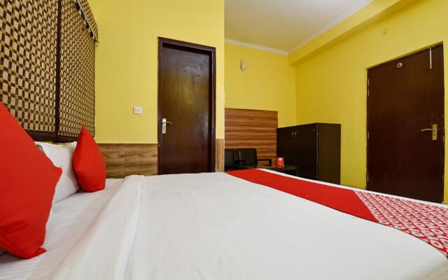 OYO Flagship 4464 MAIRA RESIDENCY