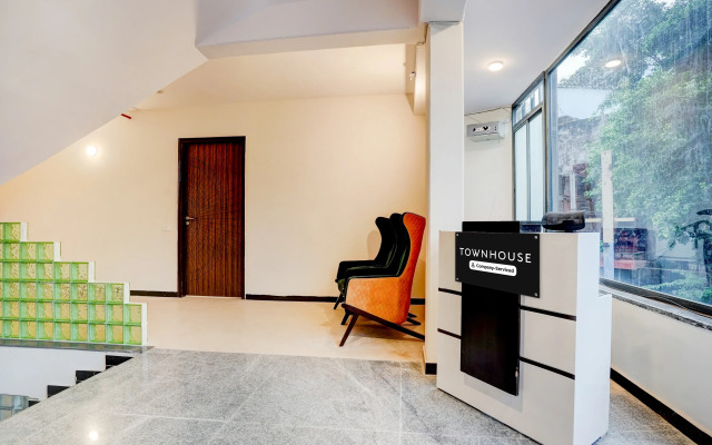 Super Townhouse Preet Vihar Metro Station