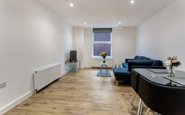 Central 1-bed Apartment in Slough Sleeps 3!