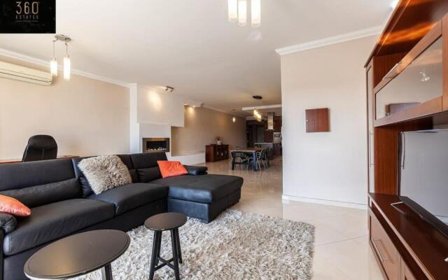 Luxury APT with HOT TUB & BBQ with Valletta views by 360 Estates