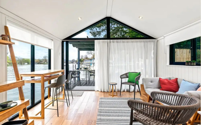 Ondine Houseboat on the Thames - From 160 Per Night
