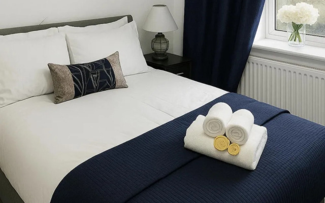 East Manchester 2-beds, Sleeps 4 With Parking