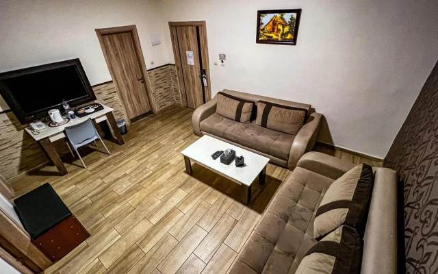Balcony Hotel & Suites