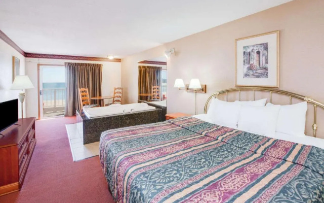 Super 8 Macknaw City/Beachfront Area