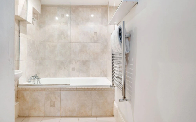 Colourful West Kensington Home Close to Earls Court