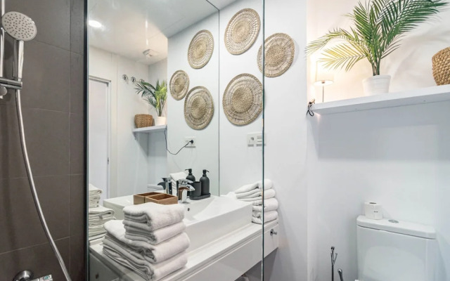 OV2 1B - Bright and Modern 3 Bedroom Apartment