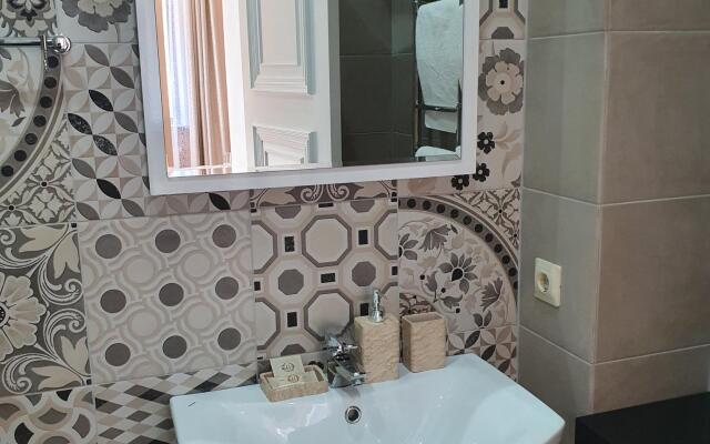 Anna and King  (on Zheleznodorozhnoy)