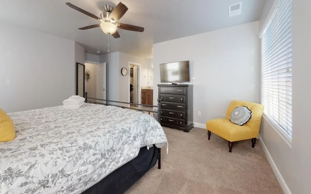 Southern Comfort 3 Bedroom Apts by RedAwning