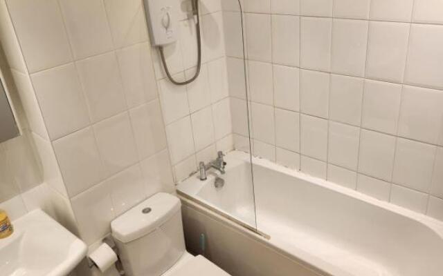 3 BEDROOM SERVICED APPARTMENT CENTRAL LOCATION SEA SIDE TOWn
