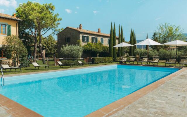 A Peaceful Farmhouse in Cortona with Swimming Pool