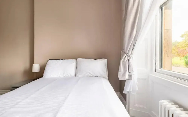Stunning 5 Bedroom Large Apartment With Parking
