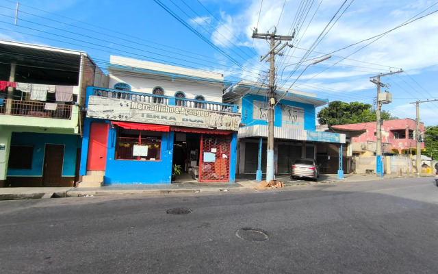 Casa grande em área central, bem iluminada e vent.