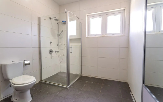 Stunning Modern Home, Near Beaches Full AC