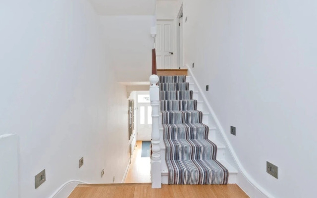 Bright & Spacious 5 Bed House in Charming Putney