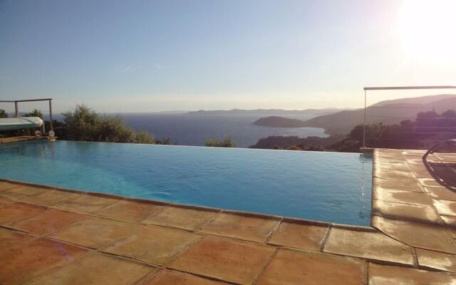 Villa With 4 Bedrooms in Rayol-canadel-sur-mer, With Wonderful sea Vie