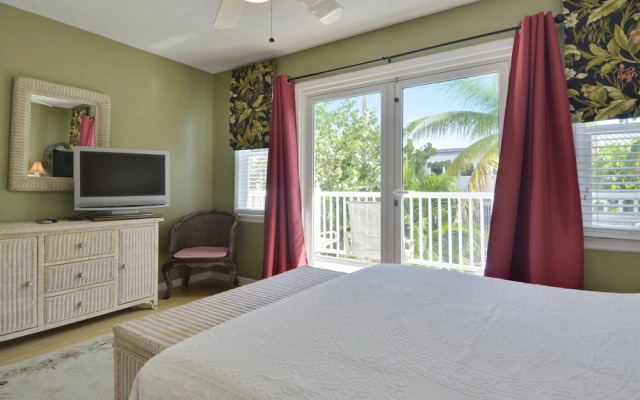 Linger Longer by Avantstay Key West Walkable Gated Community, Shared Pool Week Long Stays Only