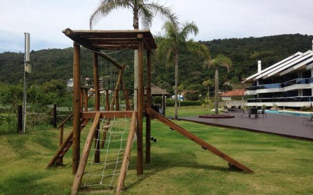 Apartamento com 4 suítes pé na areia