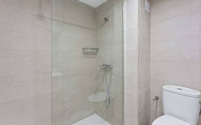 Designer 4 Bed Apt W Balcony Near Placa Catalunya