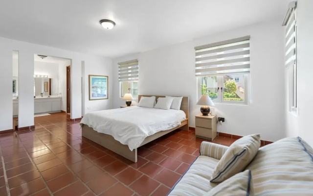 Quaint Villa Beach Access Elina