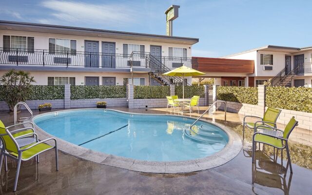 Studio Inn & Suites Downey