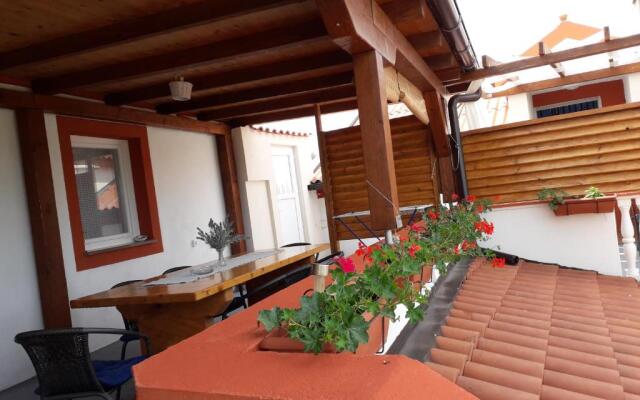 Rustic Apartment Mariva