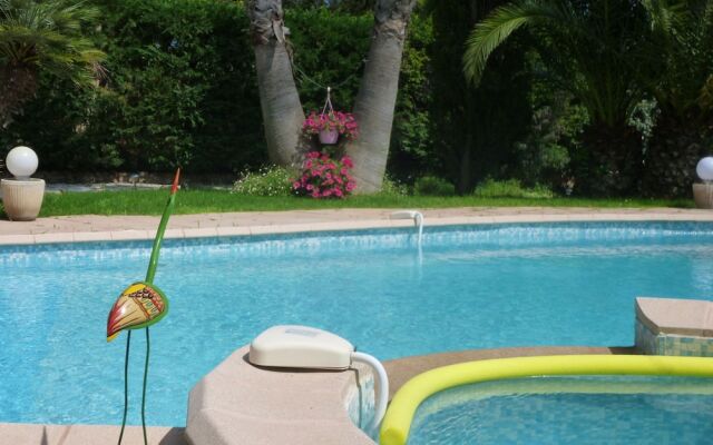 Spacious Villa at Saint-raphael With Jacuzzi