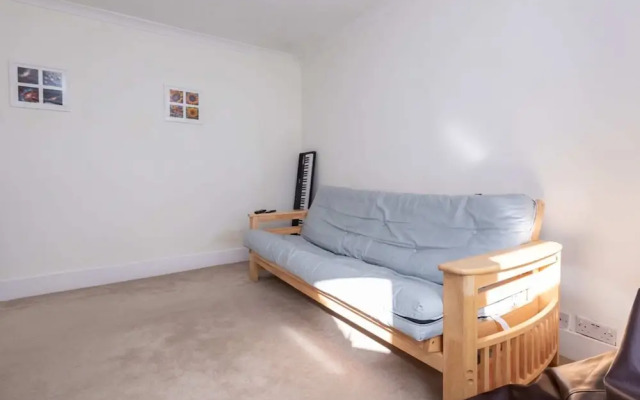 Spacious 1BD Flat w/ Garden - Hammersmith!